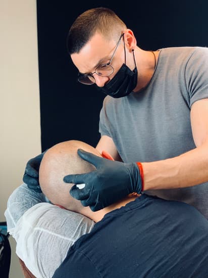 Marc réalisant une séance de micropigmentation capillaire chez NeoFX.