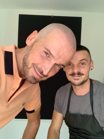 Marc avec un client au studio NeoFX.